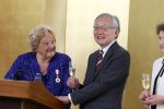 Den Haag 9 juni 202
Erica Terpstra krijgt een belangrijke onderscheiding uit handen van de Japanse Ambassadeur . Alles speelkde zich af op de Japanse Ambassade in Den Haag.