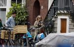 Amsterdam 15 april 2022
Eva Jinek met partner op straat in Amsterdam zuid