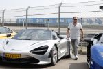 Zandvoort 18 mei 2022
Frans Duijts en andere manne rijden met hun mooie auto voor stichting zorgeloos kind op circuitpark Zandvoort. Frans rijdt in een McLaren cabrio