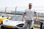 Zandvoort 18 mei 2022
Frans Duijts en andere manne rijden met hun mooie auto voor stichting zorgeloos kind op circuitpark Zandvoort. Frans rijdt in een McLaren cabrio