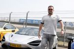 Zandvoort 18 mei 2022
Frans Duijts en andere manne rijden met hun mooie auto voor stichting zorgeloos kind op circuitpark Zandvoort. Frans rijdt in een McLaren cabrio