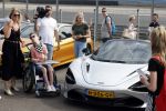 Zandvoort 18 mei 2022
Frans Duijts en andere manne rijden met hun mooie auto voor stichting zorgeloos kind op circuitpark Zandvoort. Frans rijdt in een McLaren cabrio