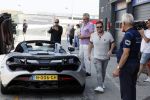 Zandvoort 18 mei 2022
Frans Duijts en andere manne rijden met hun mooie auto voor stichting zorgeloos kind op circuitpark Zandvoort. Frans rijdt in een McLaren cabrio