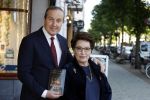 Den Haag 1 juni 2022
Carry Knoops en haar man Geert Jan Knoops bij boekhandel in Den Haag