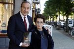 Den Haag 1 juni 2022
Carry Knoops en haar man Geert Jan Knoops bij boekhandel in Den Haag