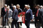Laren 2 juni 2022
Begrafenis / dienst van Willibrord Frequin in de Sint Jansbasiliek in Laren . oa Aad Ouborg Louis Frequin en Guido Maas droegen de kist