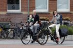 Amsterdam 28 mei 2022
Hajo Bruins met vriendin en dochtertje op de fiets in Amsterdam zuid.