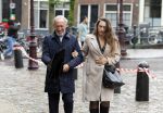 Amsterdam 8 juni 2022
Koningin Maxima bezoekt het Majoor Bosshardt huis op de wallen. Henk de Vries met zijn dochter