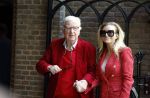 Laren 2 juni 2022
Begrafenis / dienst van Willibrord Frequin in de Sint Jansbasiliek in Laren . Henk v d Meijden met zijn dochter Elize