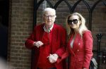 Laren 2 juni 2022
Begrafenis / dienst van Willibrord Frequin in de Sint Jansbasiliek in Laren . Henk v d Meijden met zijn dochter Elize