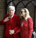 Laren 2 juni 2022
Begrafenis / dienst van Willibrord Frequin in de Sint Jansbasiliek in Laren . Henk v d Meijden met zijn dochter Elize