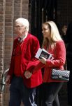 Laren 2 juni 2022
Begrafenis / dienst van Willibrord Frequin in de Sint Jansbasiliek in Laren . Henk v d Meijden met zijn dochter Elize