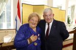 Den Haag 9 juni 202
Erica Terpstra krijgt een belangrijke onderscheiding uit handen van de Japanse Ambassadeur . Alles speelde zich af op de Japanse Ambassade in Den Haag. Jan v Zanen en Ada Kok