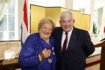 Den Haag 9 juni 202
Erica Terpstra krijgt een belangrijke onderscheiding uit handen van de Japanse Ambassadeur . Alles speelde zich af op de Japanse Ambassade in Den Haag. Jan v Zanen en Ada Kok