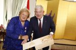 Den Haag 9 juni 202
Erica Terpstra krijgt een belangrijke onderscheiding uit handen van de Japanse Ambassadeur . Alles speelde zich af op de Japanse Ambassade in Den Haag. Jan v Zanen en Ada Kok