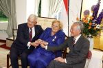Den Haag 9 juni 202
Erica Terpstra krijgt een belangrijke onderscheiding uit handen van de Japanse Ambassadeur . Alles speelde zich af op de Japanse Ambassade in Den Haag. Jan v Zanen en Ada Kok