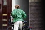 Amsterdam 27 mei 2022
Janke Dekker op de fiets in Amsterdam zuid en bij het huis wat ze met haar man Tom Egbers heeft gekocht in Amsterdam.