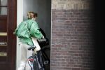 Amsterdam 27 mei 2022
Janke Dekker op de fiets in Amsterdam zuid en bij het huis wat ze met haar man Tom Egbers heeft gekocht in Amsterdam.