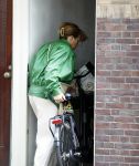 Amsterdam 27 mei 2022
Janke Dekker op de fiets in Amsterdam zuid en bij het huis wat ze met haar man Tom Egbers heeft gekocht in Amsterdam.