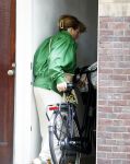 Amsterdam 27 mei 2022
Janke Dekker op de fiets in Amsterdam zuid en bij het huis wat ze met haar man Tom Egbers heeft gekocht in Amsterdam.