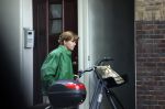 Amsterdam 27 mei 2022
Janke Dekker op de fiets in Amsterdam zuid en bij het huis wat ze met haar man Tom Egbers heeft gekocht in Amsterdam.