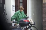 Amsterdam 27 mei 2022
Janke Dekker op de fiets in Amsterdam zuid en bij het huis wat ze met haar man Tom Egbers heeft gekocht in Amsterdam.