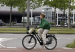 Amsterdam 27 mei 2022
Janke Dekker op de fiets in Amsterdam zuid en bij het huis wat ze met haar man Tom Egbers heeft gekocht in Amsterdam.