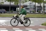 Amsterdam 27 mei 2022
Janke Dekker op de fiets in Amsterdam zuid en bij het huis wat ze met haar man Tom Egbers heeft gekocht in Amsterdam.