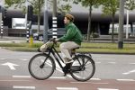 Amsterdam 27 mei 2022
Janke Dekker op de fiets in Amsterdam zuid en bij het huis wat ze met haar man Tom Egbers heeft gekocht in Amsterdam.