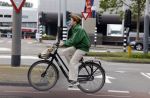 Amsterdam 27 mei 2022
Janke Dekker op de fiets in Amsterdam zuid en bij het huis wat ze met haar man Tom Egbers heeft gekocht in Amsterdam.