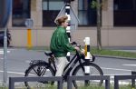 Amsterdam 27 mei 2022
Janke Dekker op de fiets in Amsterdam zuid en bij het huis wat ze met haar man Tom Egbers heeft gekocht in Amsterdam.