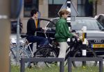 Amsterdam 27 mei 2022
Janke Dekker op de fiets in Amsterdam zuid en bij het huis wat ze met haar man Tom Egbers heeft gekocht in Amsterdam.
