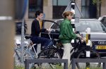 Amsterdam 27 mei 2022
Janke Dekker op de fiets in Amsterdam zuid en bij het huis wat ze met haar man Tom Egbers heeft gekocht in Amsterdam.