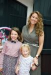 Huizen 25 mei 2022
Feestje ivm de nieuwe TLC serie van Louisa en Rowan op z'n Gooisch. Louisa Jansen en haar man Rowan . Jessica Mendels kwam met haar dochters