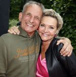Huizen 25 mei 2022
Feestje ivm de nieuwe TLC serie van Louisa en Rowan op z'n Gooisch. Louisa Janssen en haar man Rowan .
Johan Vlemmix en Mariska v Kolck