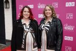 Huizen 25 mei 2022
Feestje ivm de nieuwe TLC serie van Louisa en Rowan op z'n Gooisch. Louisa Janssen en haar man Rowan . Mathilde Keuter (zwanger) en haar zus Gerda Keuter