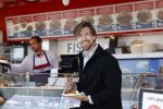 Zandvoort 25 mei 2022
Mattie Valk eet visje aan zee in Zandvoort.