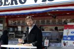 Zandvoort 25 mei 2022
Mattie Valk eet visje aan zee in Zandvoort.