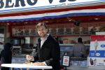 Zandvoort 25 mei 2022
Mattie Valk eet visje aan zee in Zandvoort.