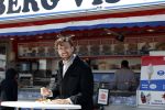 Zandvoort 25 mei 2022
Mattie Valk eet visje aan zee in Zandvoort.