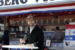Zandvoort 25 mei 2022
Mattie Valk eet visje aan zee in Zandvoort.