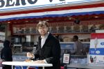 Zandvoort 25 mei 2022
Mattie Valk eet visje aan zee in Zandvoort.