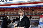 Zandvoort 25 mei 2022
Mattie Valk eet visje aan zee in Zandvoort.