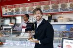 Zandvoort 25 mei 2022
Mattie Valk eet visje aan zee in Zandvoort.