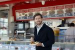 Zandvoort 25 mei 2022
Mattie Valk eet visje aan zee in Zandvoort.