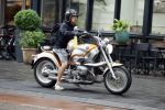 Amsterdam 8 juni 2022
Oscar Hammerstein doet boodschappen op zijn BMW Motor en draagt een korte broek.