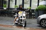 Amsterdam 8 juni 2022
Oscar Hammerstein doet boodschappen op zijn BMW Motor en draagt een korte broek.