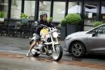 Amsterdam 8 juni 2022
Oscar Hammerstein doet boodschappen op zijn BMW Motor en draagt een korte broek.