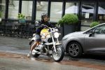 Amsterdam 8 juni 2022
Oscar Hammerstein doet boodschappen op zijn BMW Motor en draagt een korte broek.