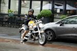 Amsterdam 8 juni 2022
Oscar Hammerstein doet boodschappen op zijn BMW Motor en draagt een korte broek.